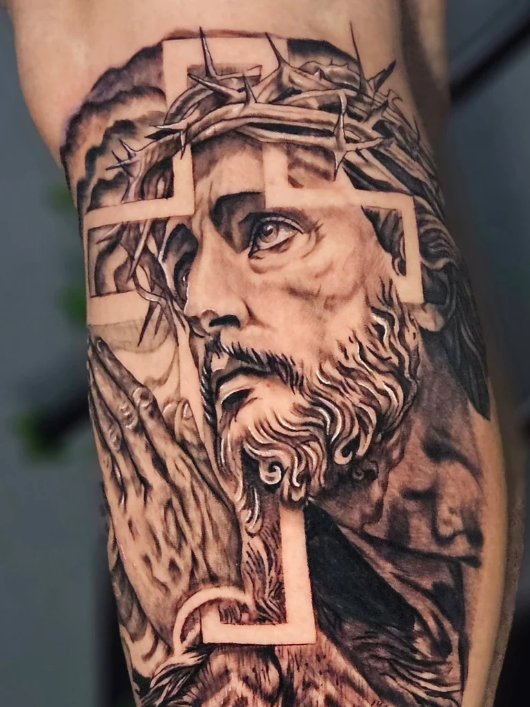 Sleeve religioso em preto e cinza assinado por Hugo C. Campos, Blackout Tattoo Studio